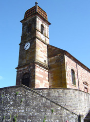 �glise luth�rienne est couronn�e par un beau clocher ''� l'imp�riale''